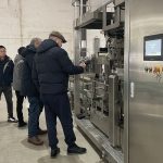 نرحب ترحيبا حارا بالعملاء الأجانب لزيارة شركتنا لتفقد معدات بالات الثانوية